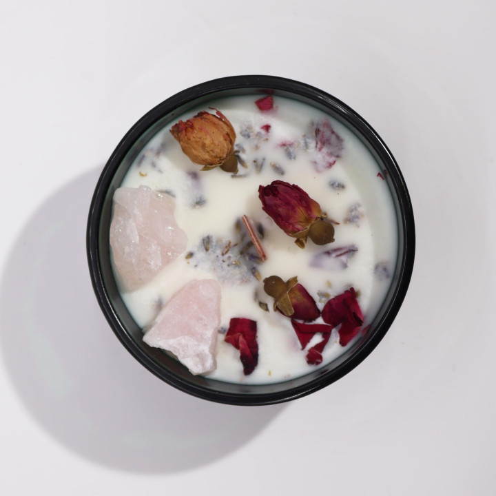 Świeca sojowa Hop Hare „Kochankowie” 175 g – naturalna, z kwarcem różowym i zapachem róży. Idealna na prezent