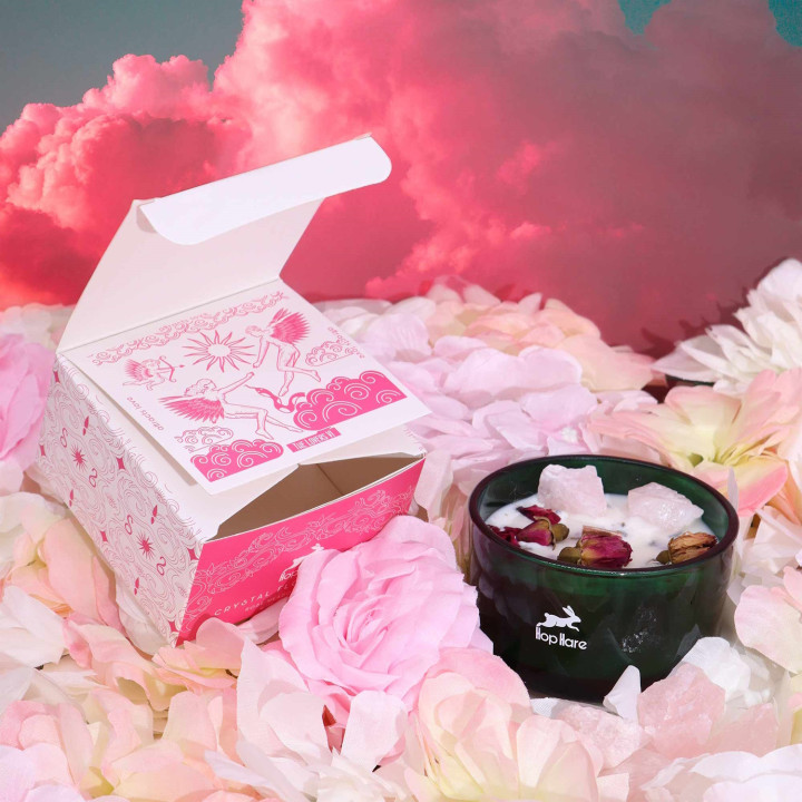 Świeca sojowa Hop Hare „Kochankowie” 175 g – naturalna, z kwarcem różowym i zapachem róży. Idealna na prezent